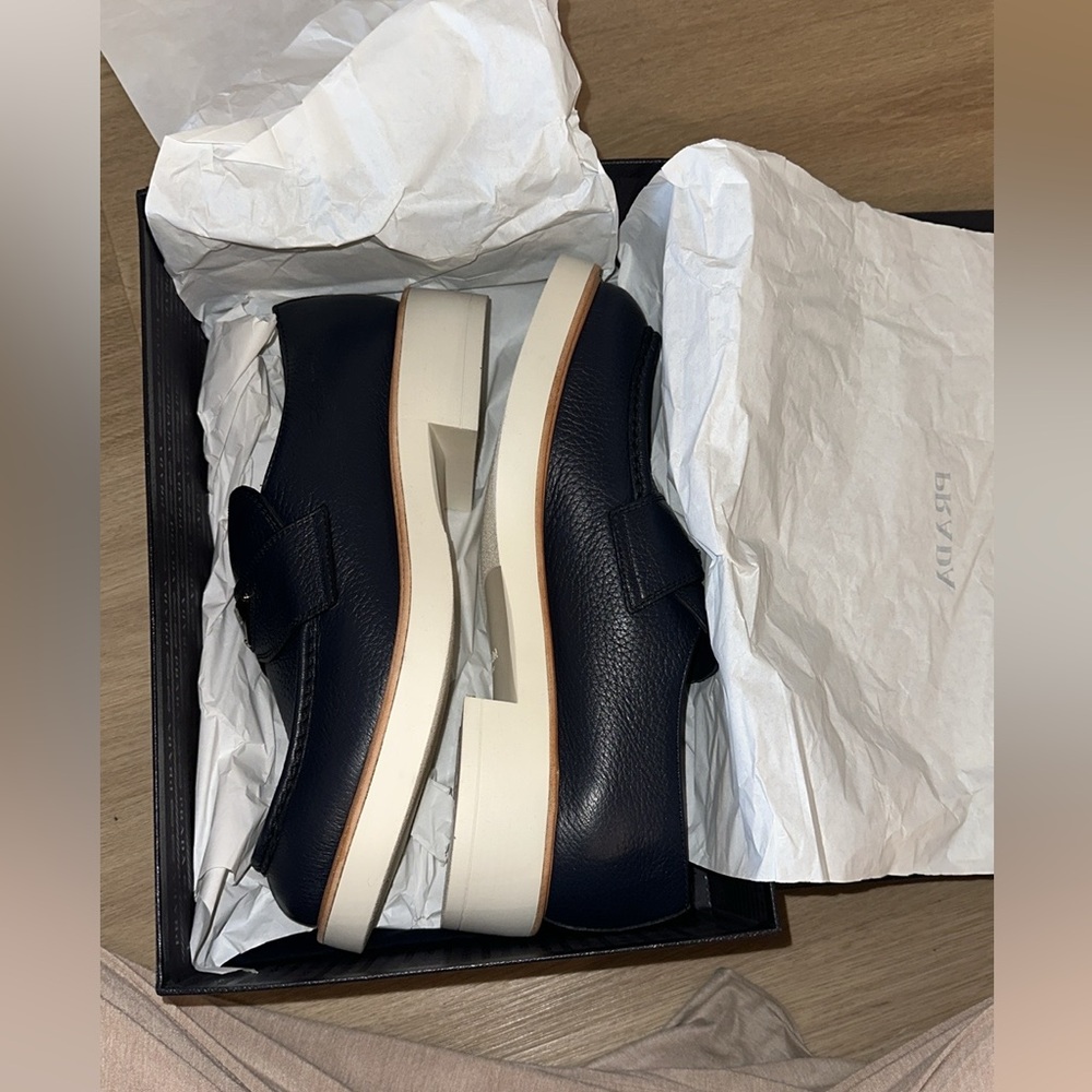 Prada Men's Triangle Logo Leather Loafer NWT
Size Men’s 12US - Picture 5 of 6